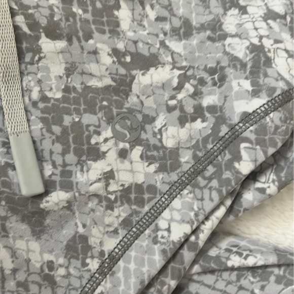 Lululemon define Hulu hooded jacket size 2 - Picture 3 of 5